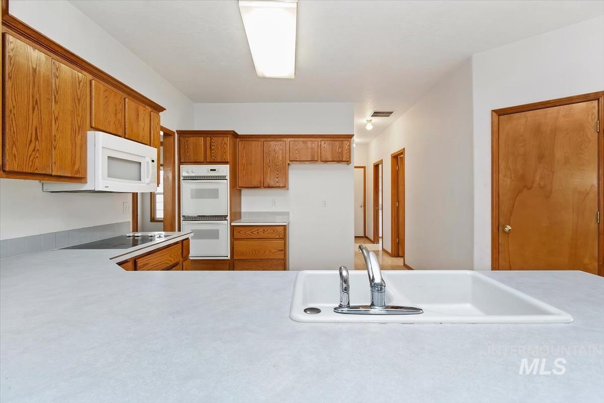 2305 E Oakridge St, Boise, Idaho 83716, 4 Bedrooms, 3.5 Bathrooms, Residential For Sale, Price $550,000,MLS 98978470