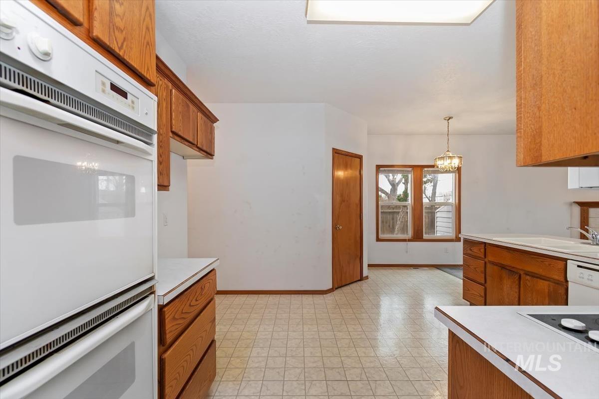 2305 E Oakridge St, Boise, Idaho 83716, 4 Bedrooms, 3.5 Bathrooms, Residential For Sale, Price $550,000,MLS 98978470