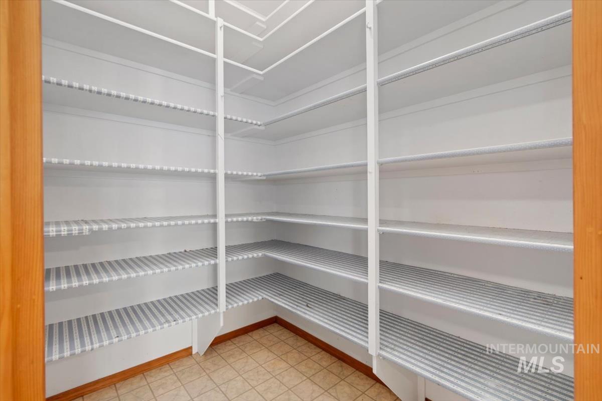 2305 E Oakridge St, Boise, Idaho 83716, 4 Bedrooms, 3.5 Bathrooms, Residential For Sale, Price $550,000,MLS 98978470