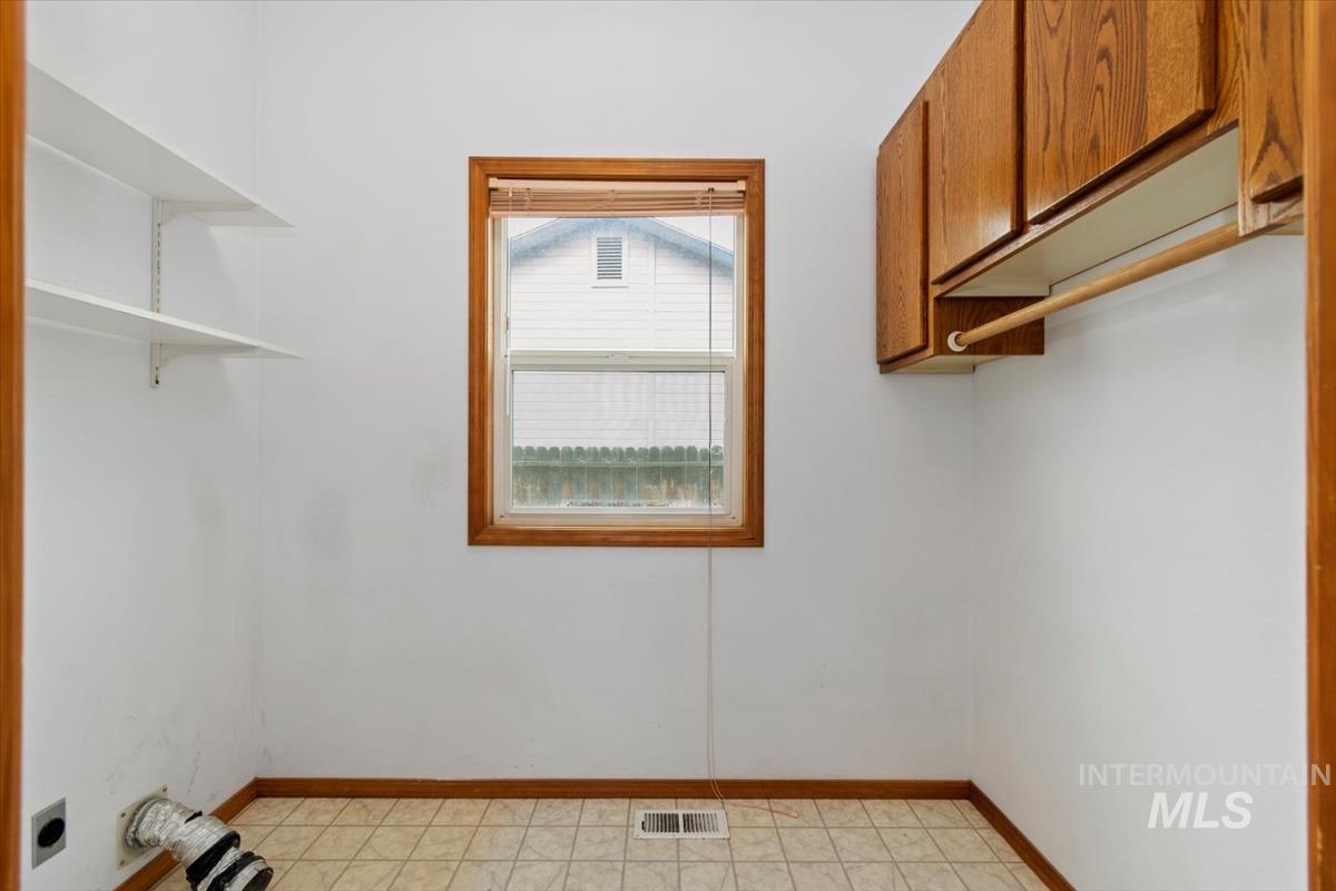 2305 E Oakridge St, Boise, Idaho 83716, 4 Bedrooms, 3.5 Bathrooms, Residential For Sale, Price $550,000,MLS 98978470