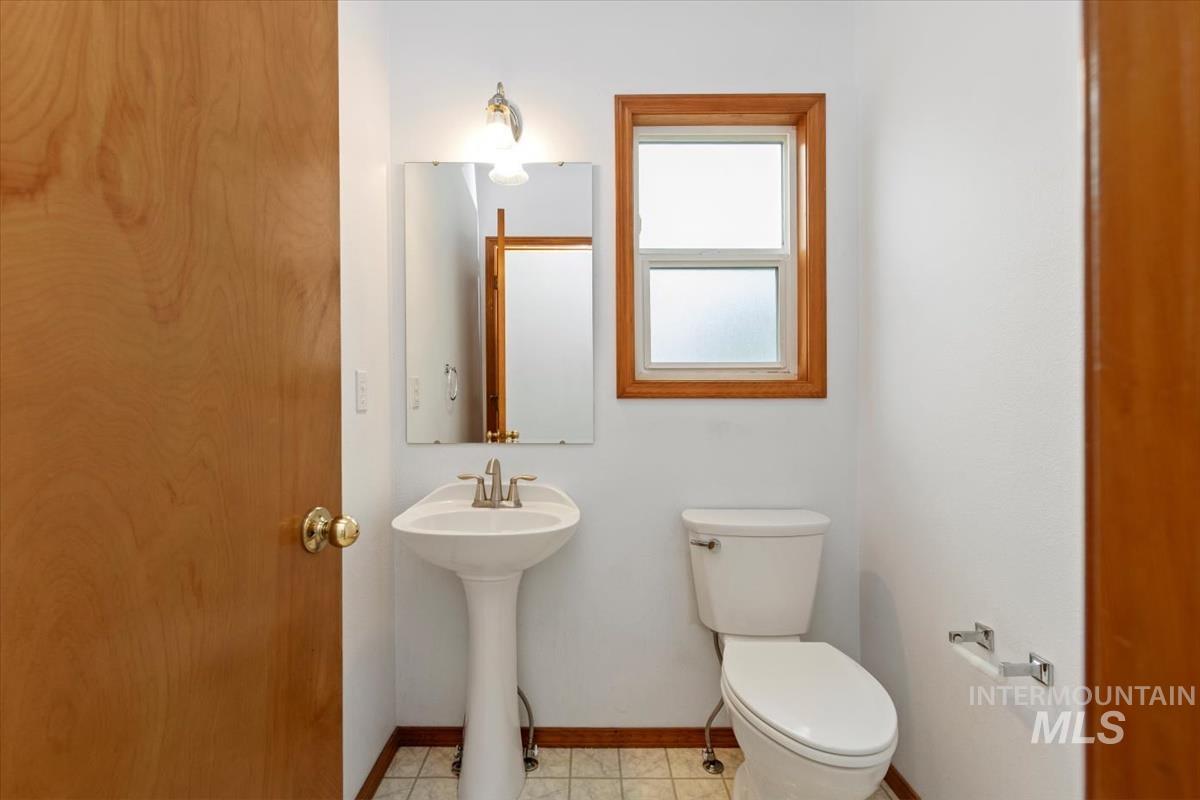 2305 E Oakridge St, Boise, Idaho 83716, 4 Bedrooms, 3.5 Bathrooms, Residential For Sale, Price $550,000,MLS 98978470