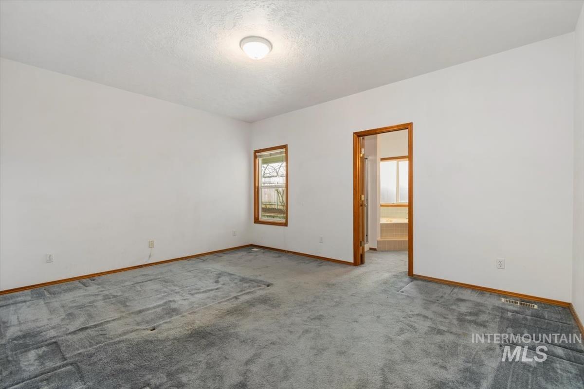 2305 E Oakridge St, Boise, Idaho 83716, 4 Bedrooms, 3.5 Bathrooms, Residential For Sale, Price $550,000,MLS 98978470