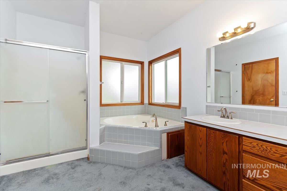 2305 E Oakridge St, Boise, Idaho 83716, 4 Bedrooms, 3.5 Bathrooms, Residential For Sale, Price $550,000,MLS 98978470