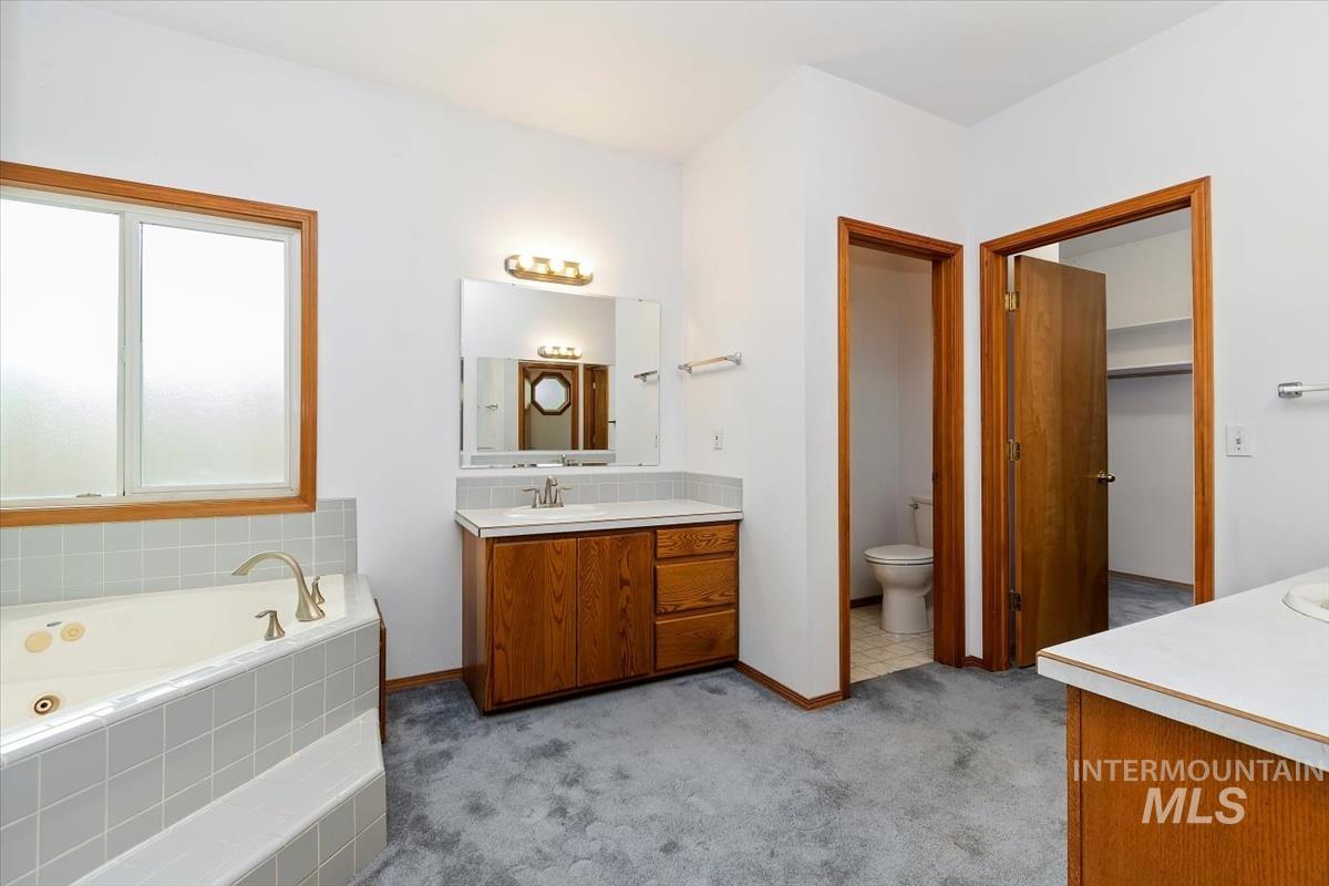 2305 E Oakridge St, Boise, Idaho 83716, 4 Bedrooms, 3.5 Bathrooms, Residential For Sale, Price $550,000,MLS 98978470