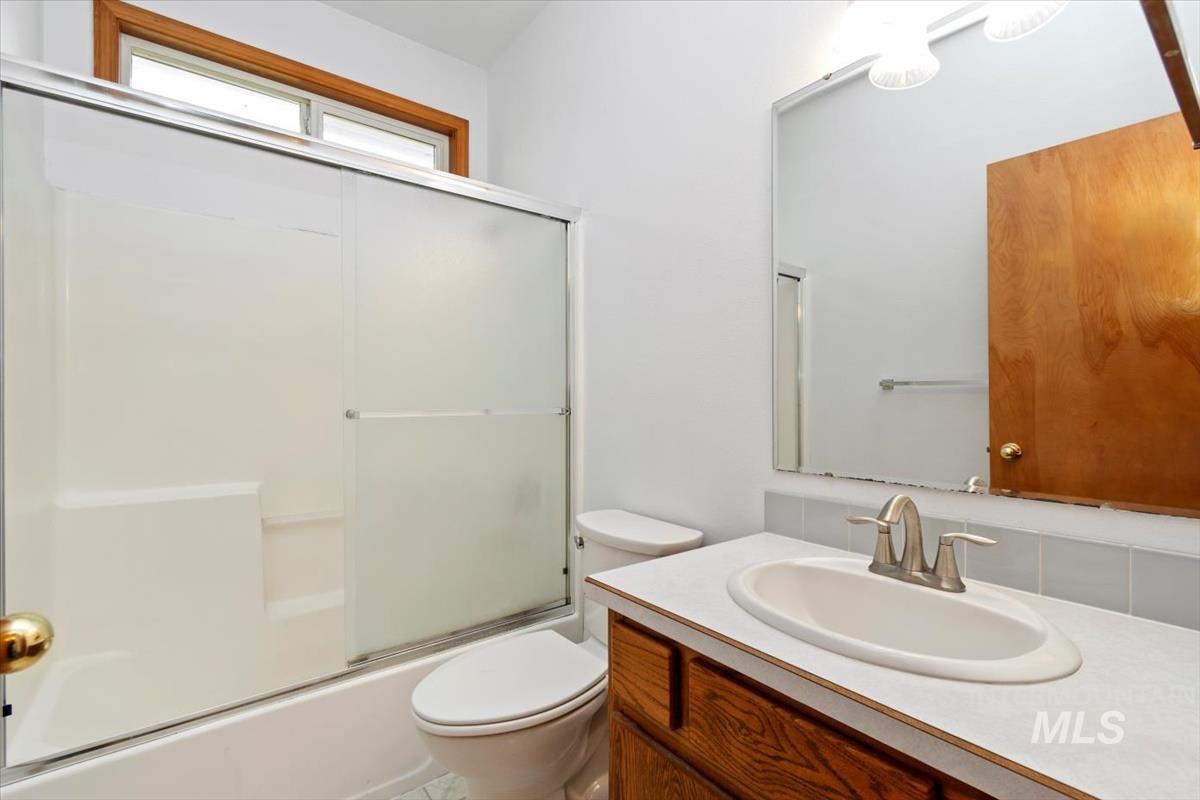 2305 E Oakridge St, Boise, Idaho 83716, 4 Bedrooms, 3.5 Bathrooms, Residential For Sale, Price $550,000,MLS 98978470