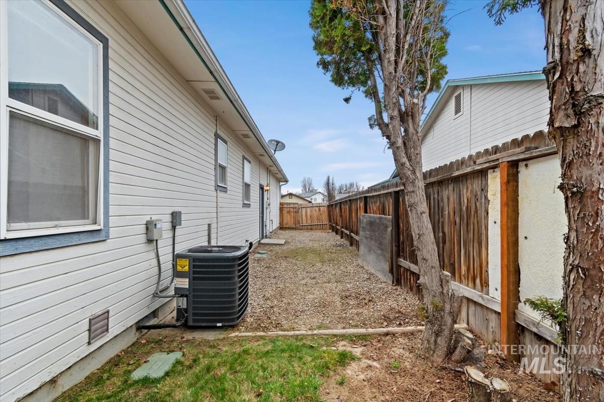 2305 E Oakridge St, Boise, Idaho 83716, 4 Bedrooms, 3.5 Bathrooms, Residential For Sale, Price $550,000,MLS 98978470