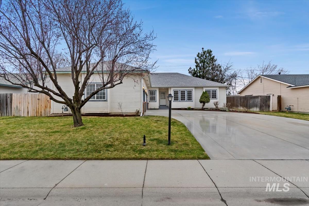 2305 E Oakridge St, Boise, Idaho 83716, 4 Bedrooms, 3.5 Bathrooms, Residential For Sale, Price $550,000,MLS 98978470