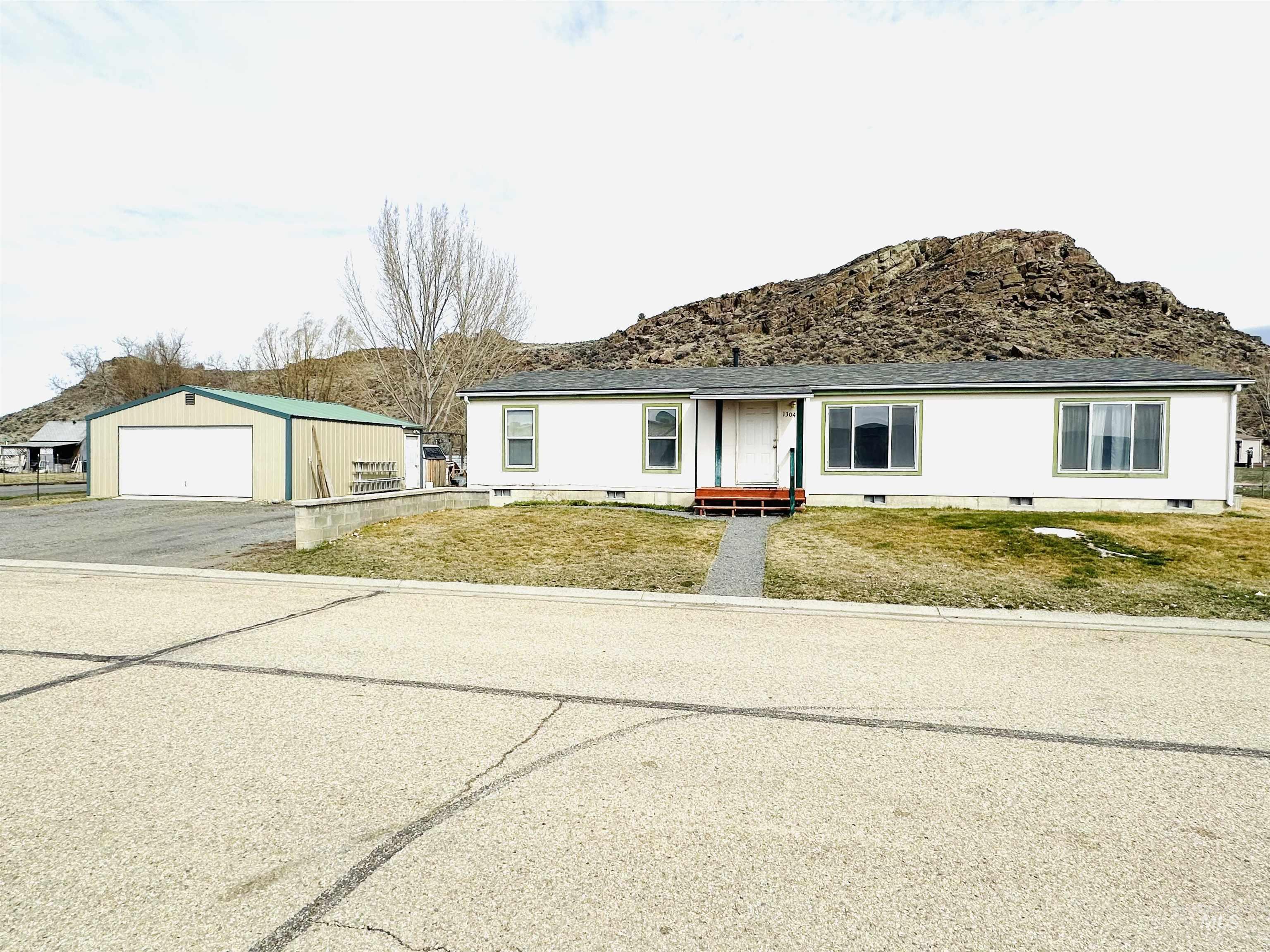 1304 Young Field Ave, Jordan Valley, Oregon 97910, 4 Bedrooms, 2 Bathrooms, Residential For Sale, Price $189,900,MLS 98978471