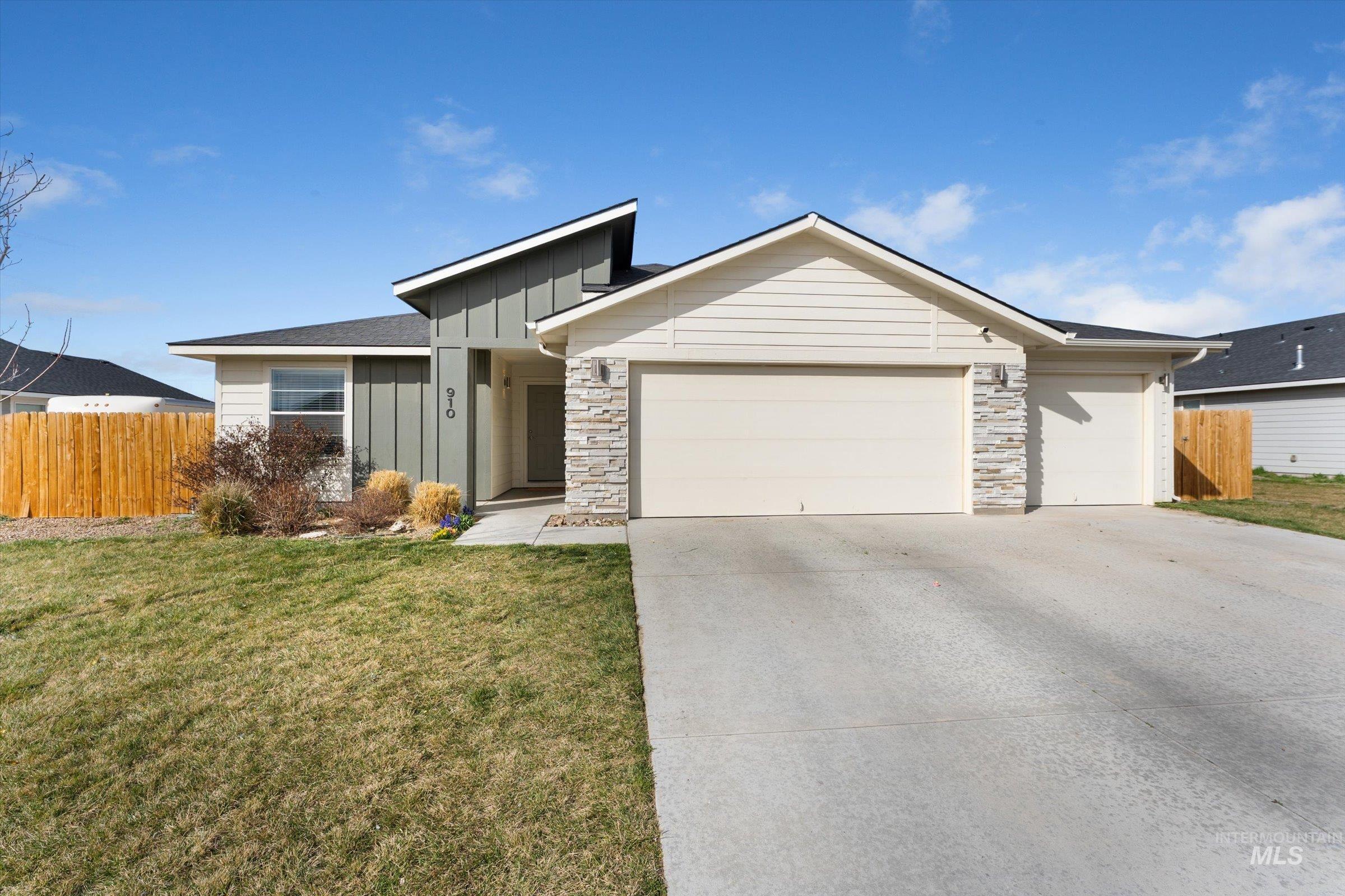 910 SW Miner St, Mountain Home, Idaho 83647, 3 Bedrooms, 2 Bathrooms, Residential For Sale, Price $387,000, 98978478