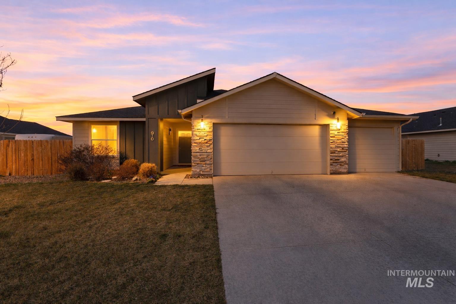 910 SW Miner St, Mountain Home, Idaho 83647, 3 Bedrooms, 2 Bathrooms, Residential For Sale, Price $387,000, 98978478