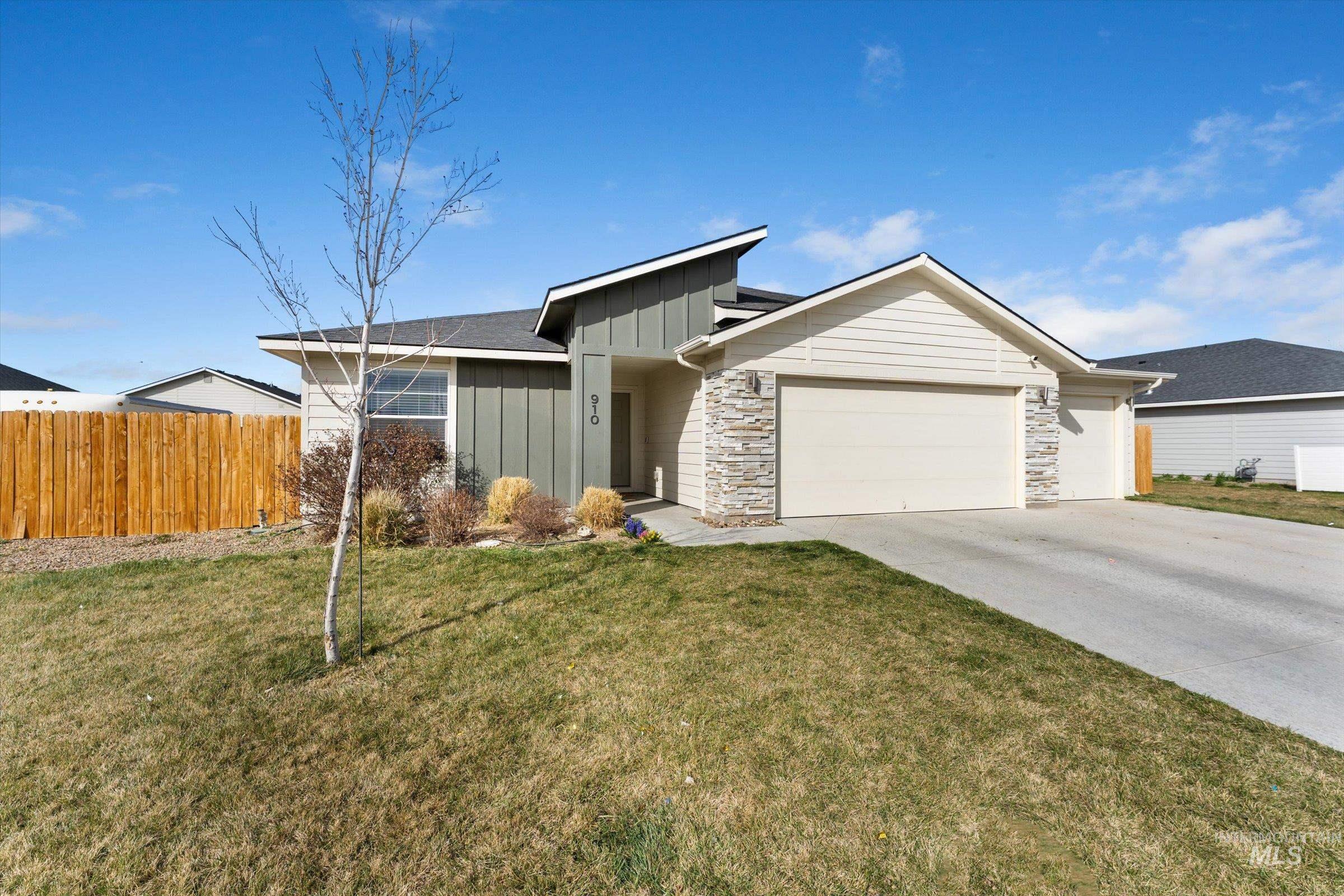 910 SW Miner St, Mountain Home, Idaho 83647, 3 Bedrooms, 2 Bathrooms, Residential For Sale, Price $387,000, 98978478