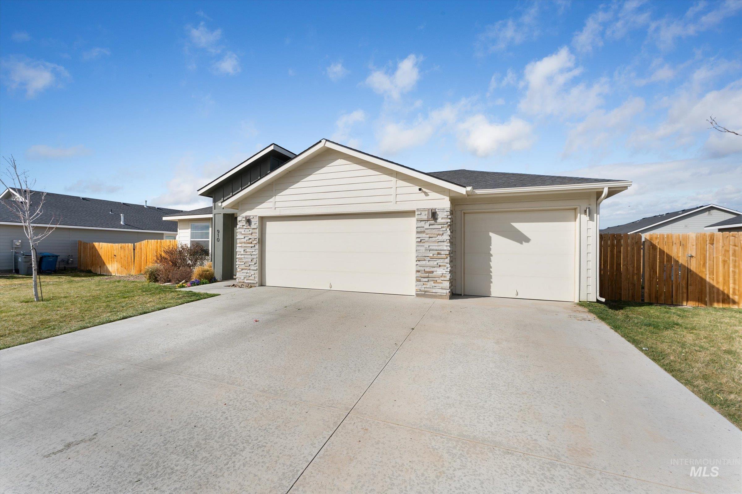 910 SW Miner St, Mountain Home, Idaho 83647, 3 Bedrooms, 2 Bathrooms, Residential For Sale, Price $387,000, 98978478