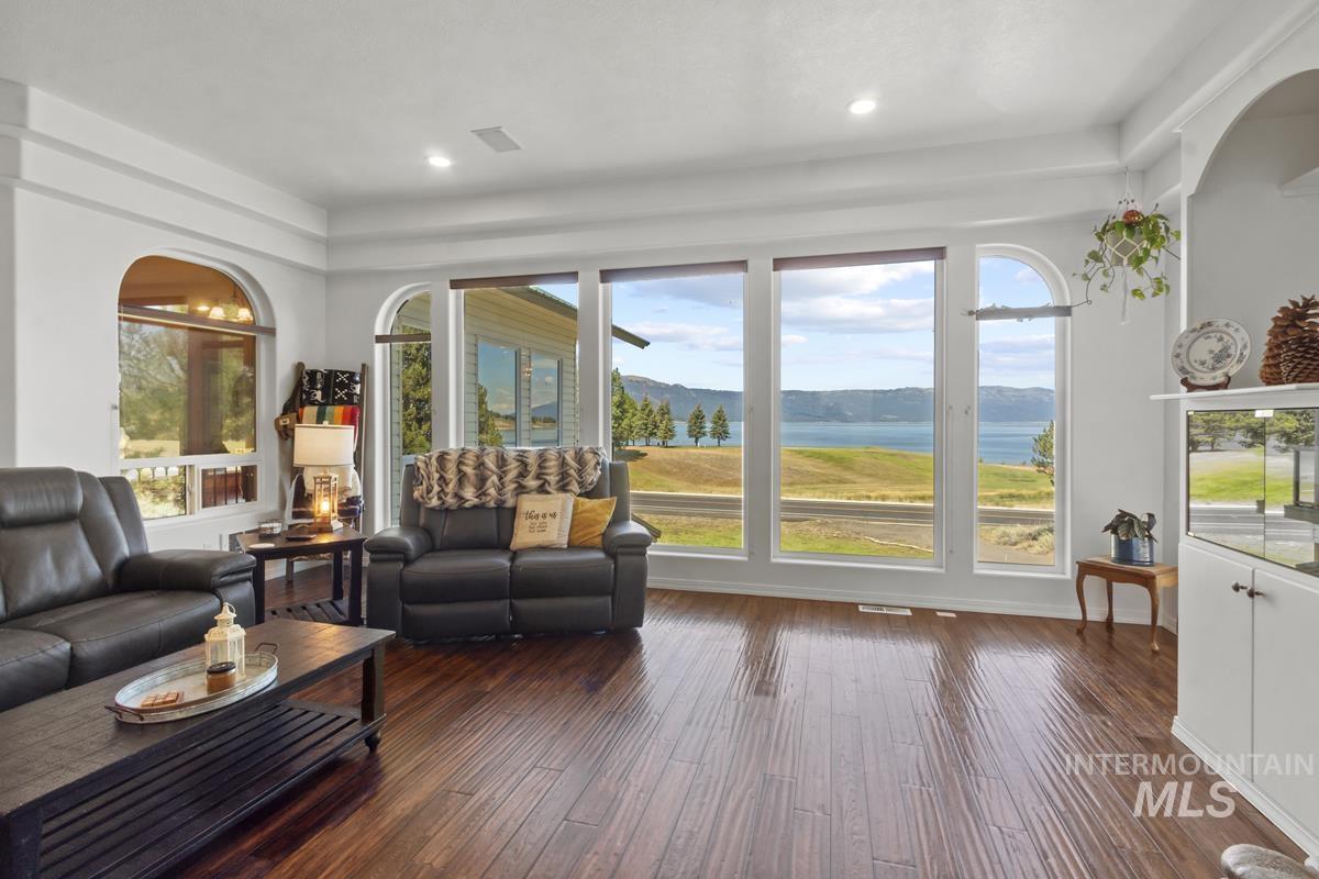 131 Par Drive, Cascade, Idaho 83611, 5 Bedrooms, 4 Bathrooms, Residential For Sale, Price $1,399,000,MLS 98978483