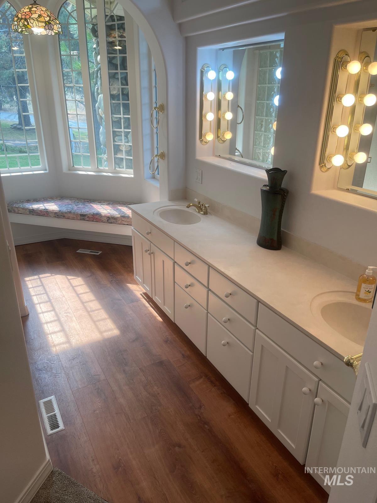 131 Par Drive, Cascade, Idaho 83611, 5 Bedrooms, 4 Bathrooms, Residential For Sale, Price $1,399,000,MLS 98978483