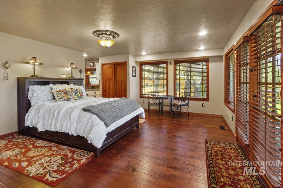 131 Par Drive, Cascade, Idaho 83611, 5 Bedrooms, 4 Bathrooms, Residential For Sale, Price $1,349,000,MLS 98978483