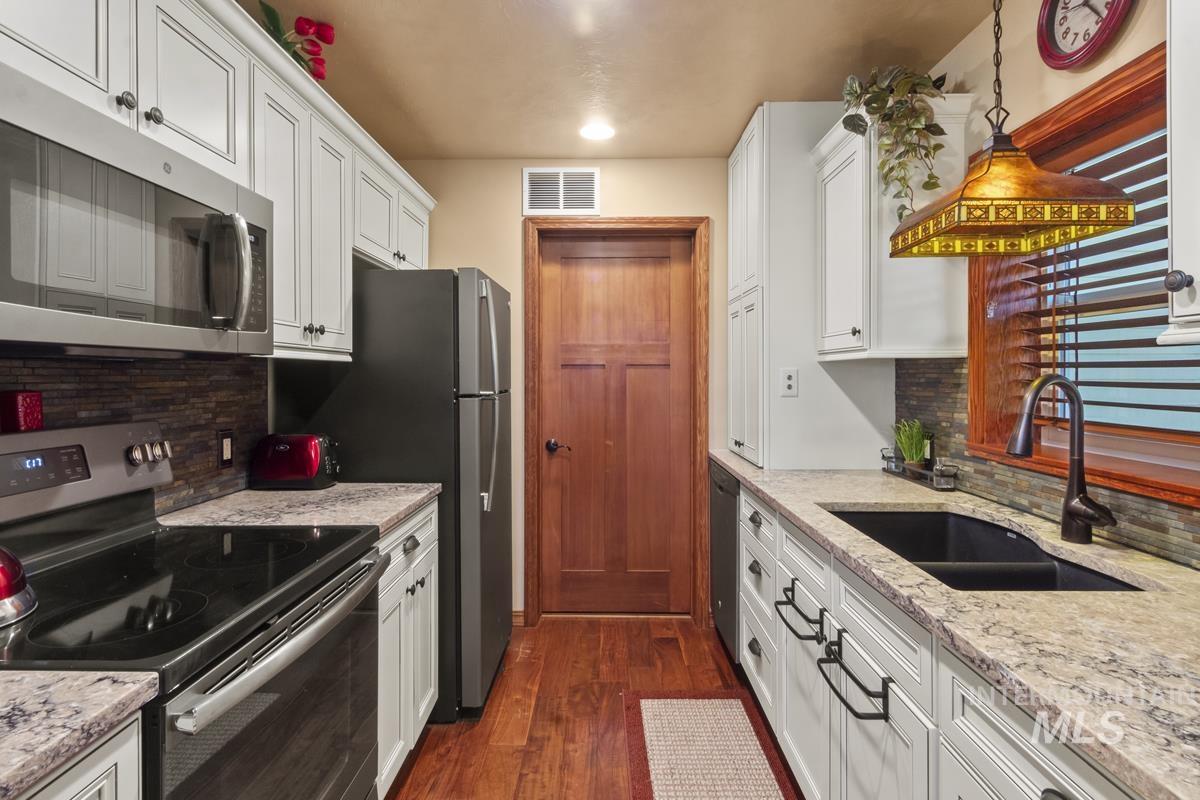 131 Par Drive, Cascade, Idaho 83611, 5 Bedrooms, 4 Bathrooms, Residential For Sale, Price $1,399,000,MLS 98978483