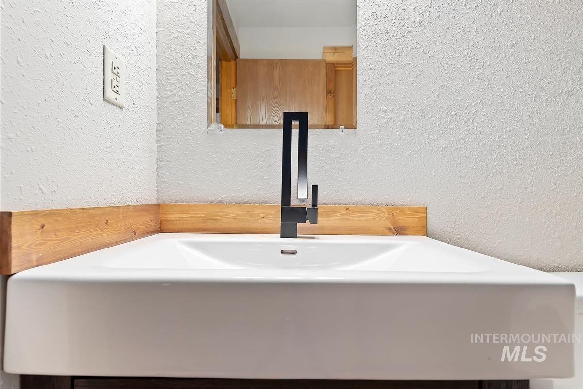 10 Crick Road, Garden Valley, Idaho 83622, 3 Bedrooms, 2 Bathrooms, Residential For Sale, Price $580,000,MLS 98978490