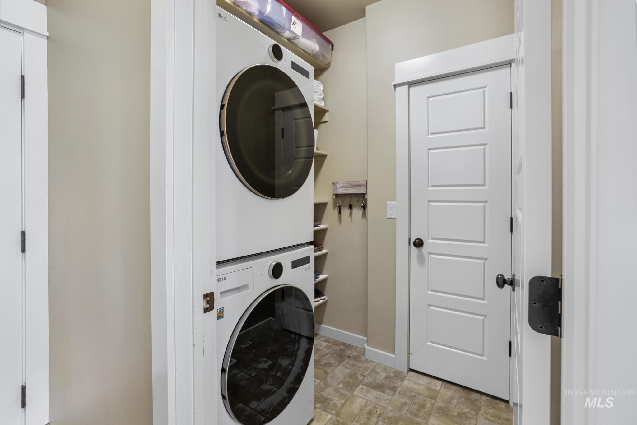 2742 Carriage Way, Twin Falls, Idaho 83301-5257, 4 Bedrooms, 2.5 Bathrooms, Residential For Sale, Price $469,000,MLS 98978493