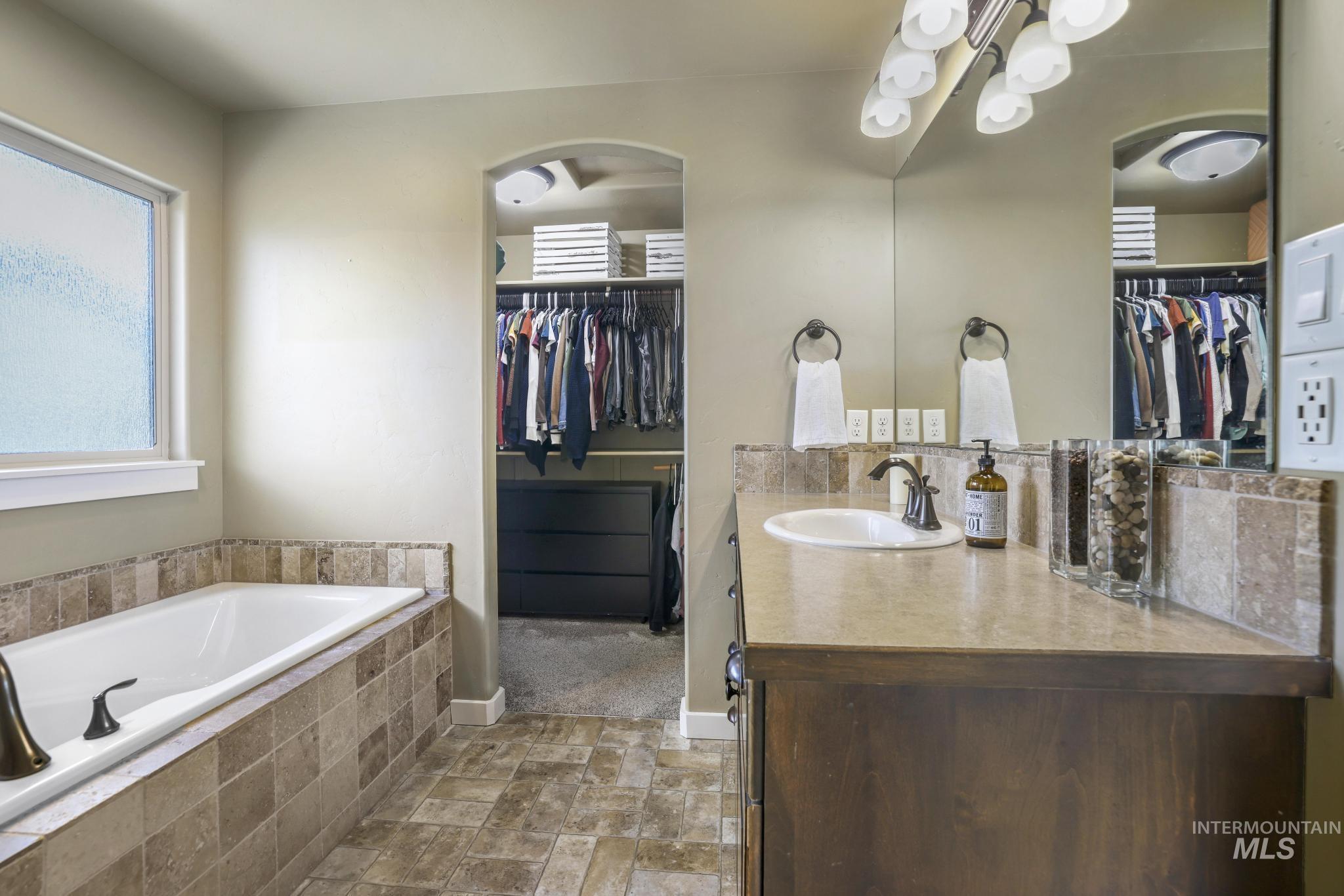 2742 Carriage Way, Twin Falls, Idaho 83301-5257, 4 Bedrooms, 2.5 Bathrooms, Residential For Sale, Price $469,000,MLS 98978493