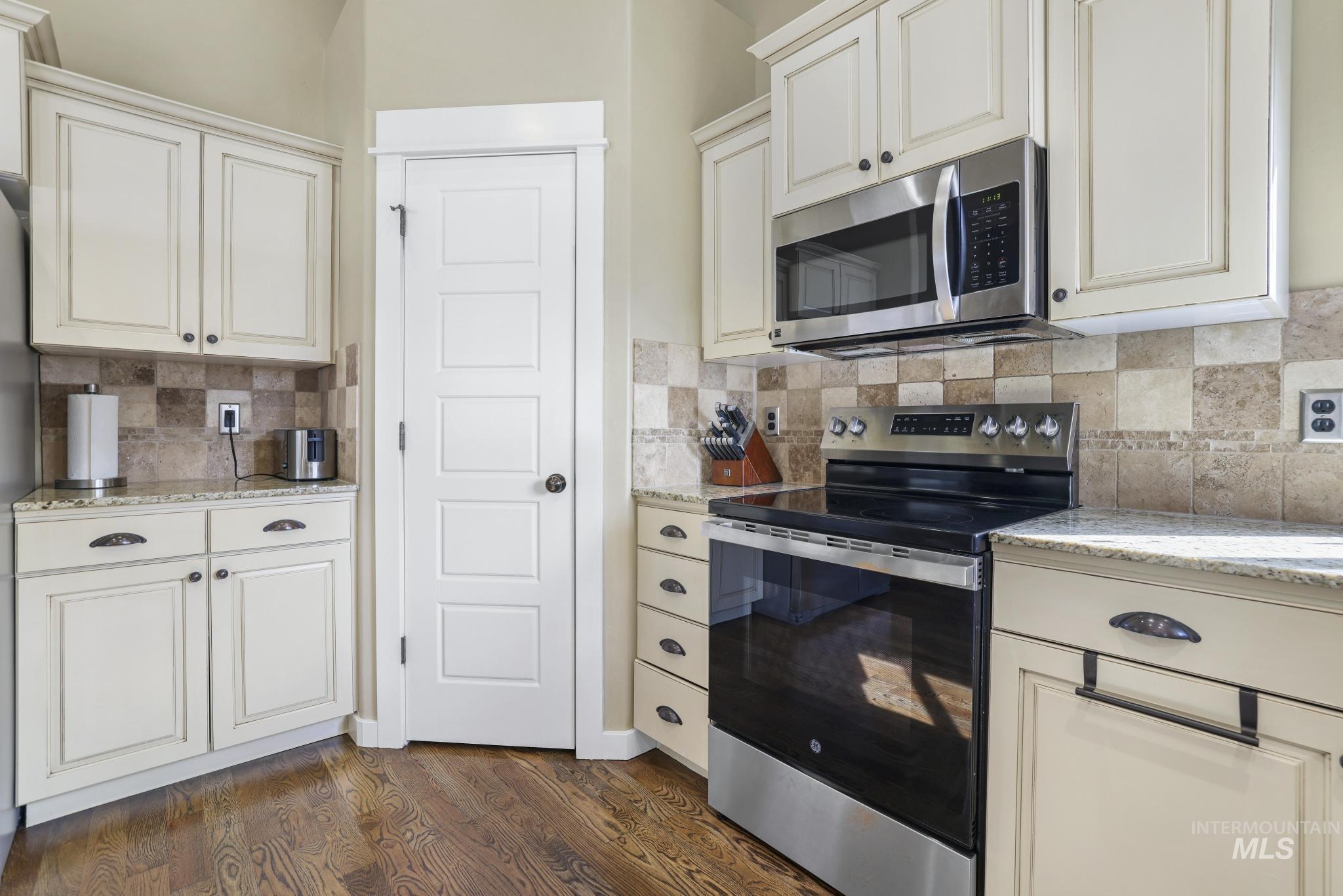 2742 Carriage Way, Twin Falls, Idaho 83301-5257, 4 Bedrooms, 2.5 Bathrooms, Residential For Sale, Price $469,000,MLS 98978493