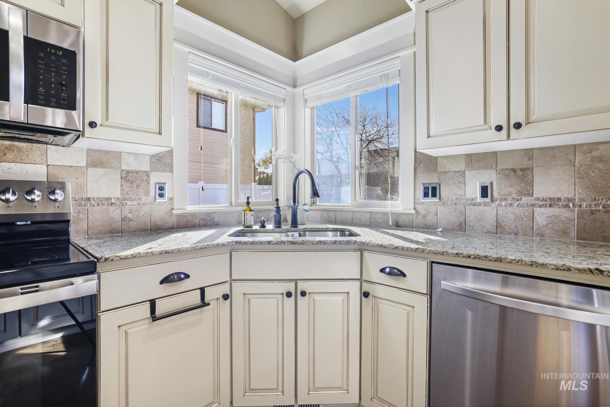 2742 Carriage Way, Twin Falls, Idaho 83301-5257, 4 Bedrooms, 2.5 Bathrooms, Residential For Sale, Price $469,000,MLS 98978493