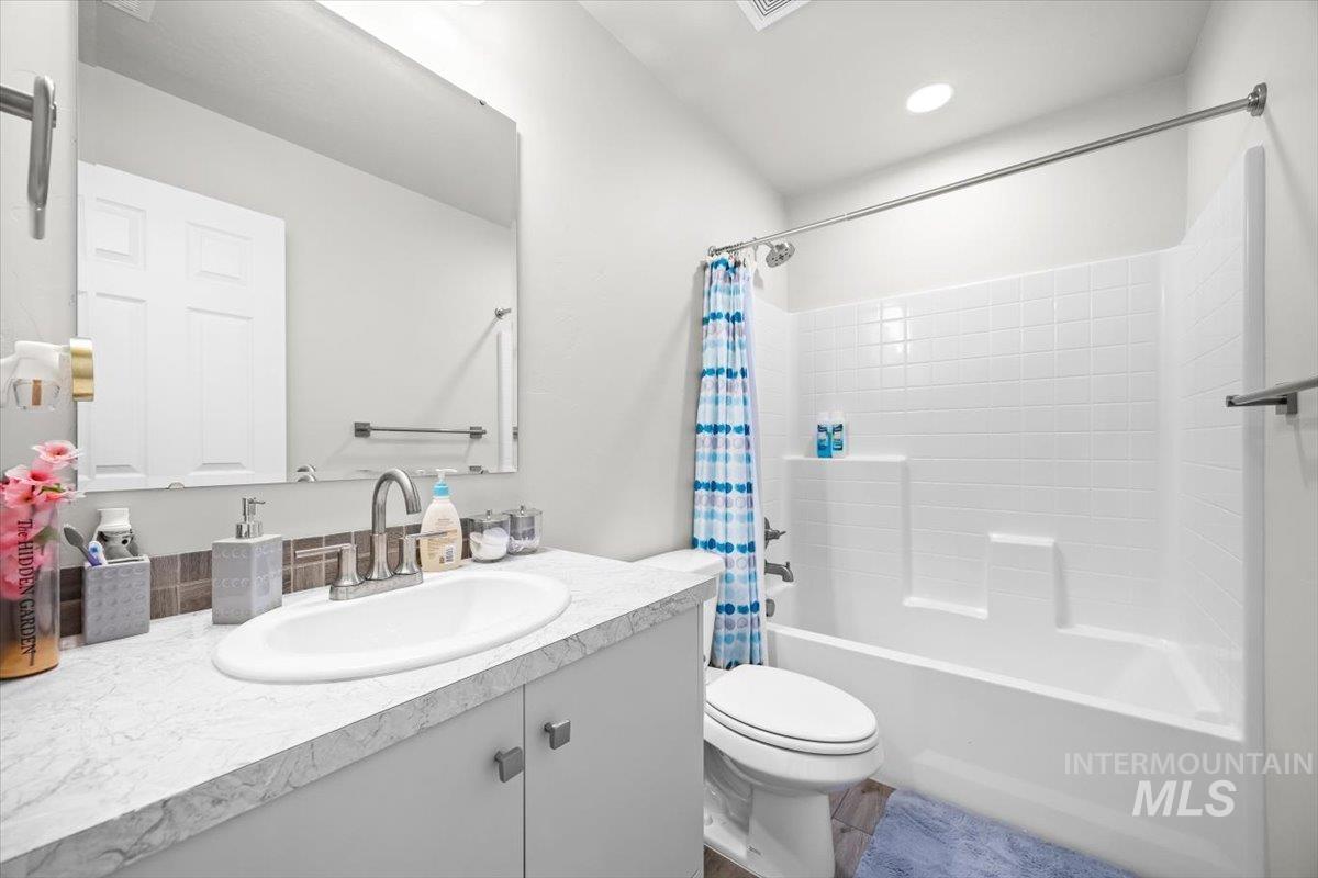 15696 Shrike Ave, Nampa, Idaho 83686, 4 Bedrooms, 2.5 Bathrooms, Residential For Sale, Price $465,000,MLS 98978506