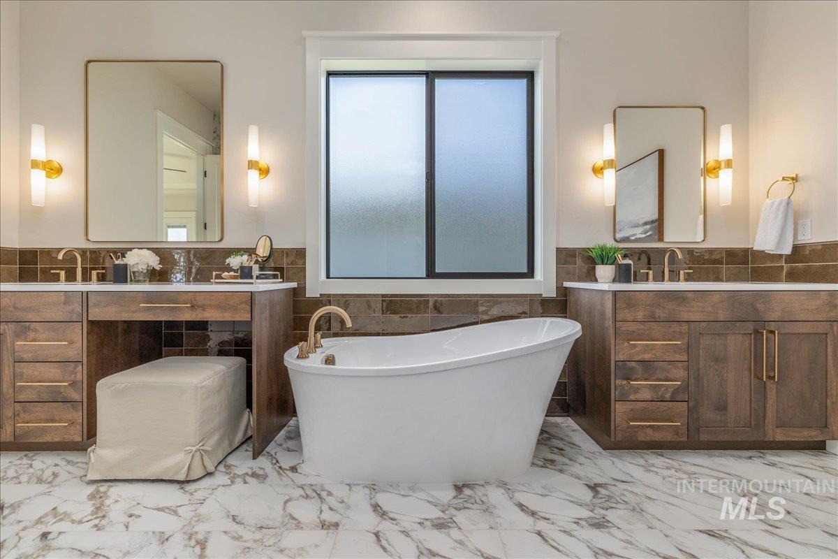 2927 W Three Lakes Dr., Meridian, Idaho 83646, 4 Bedrooms, 3.5 Bathrooms, Residential For Sale, Price $1,350,000,MLS 98978517