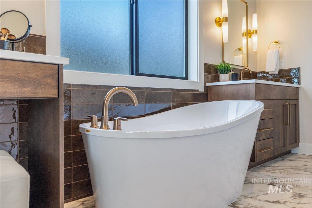 2927 W Three Lakes Dr., Meridian, Idaho 83646, 4 Bedrooms, 3.5 Bathrooms, Residential For Sale, Price $1,350,000,MLS 98978517