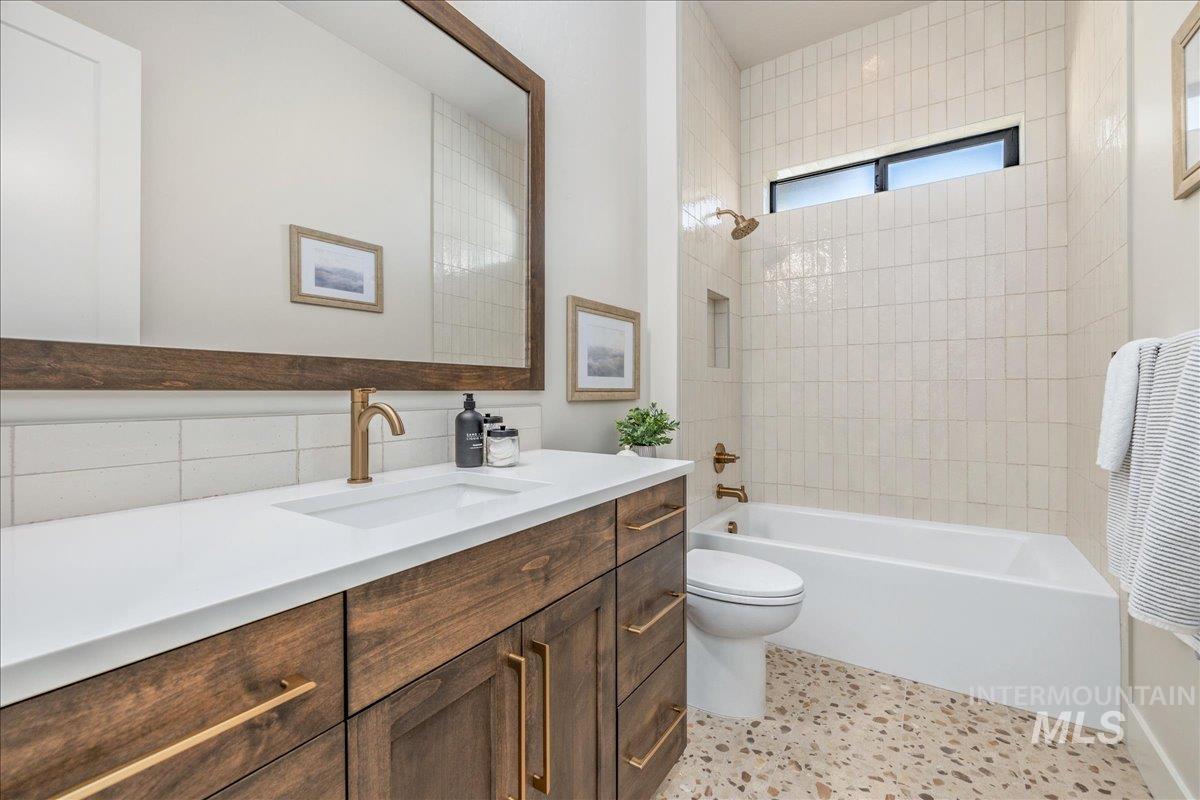 2927 W Three Lakes Dr., Meridian, Idaho 83646, 4 Bedrooms, 3.5 Bathrooms, Residential For Sale, Price $1,350,000,MLS 98978517