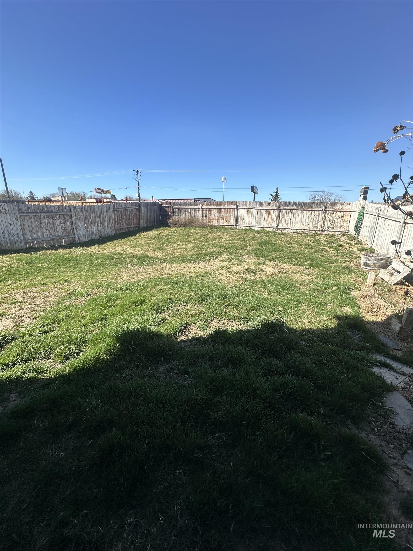 2807 Laurel Way, Nampa, Idaho 83686, 3 Bedrooms, 2.5 Bathrooms, Residential For Sale, Price $316,000,MLS 98978528