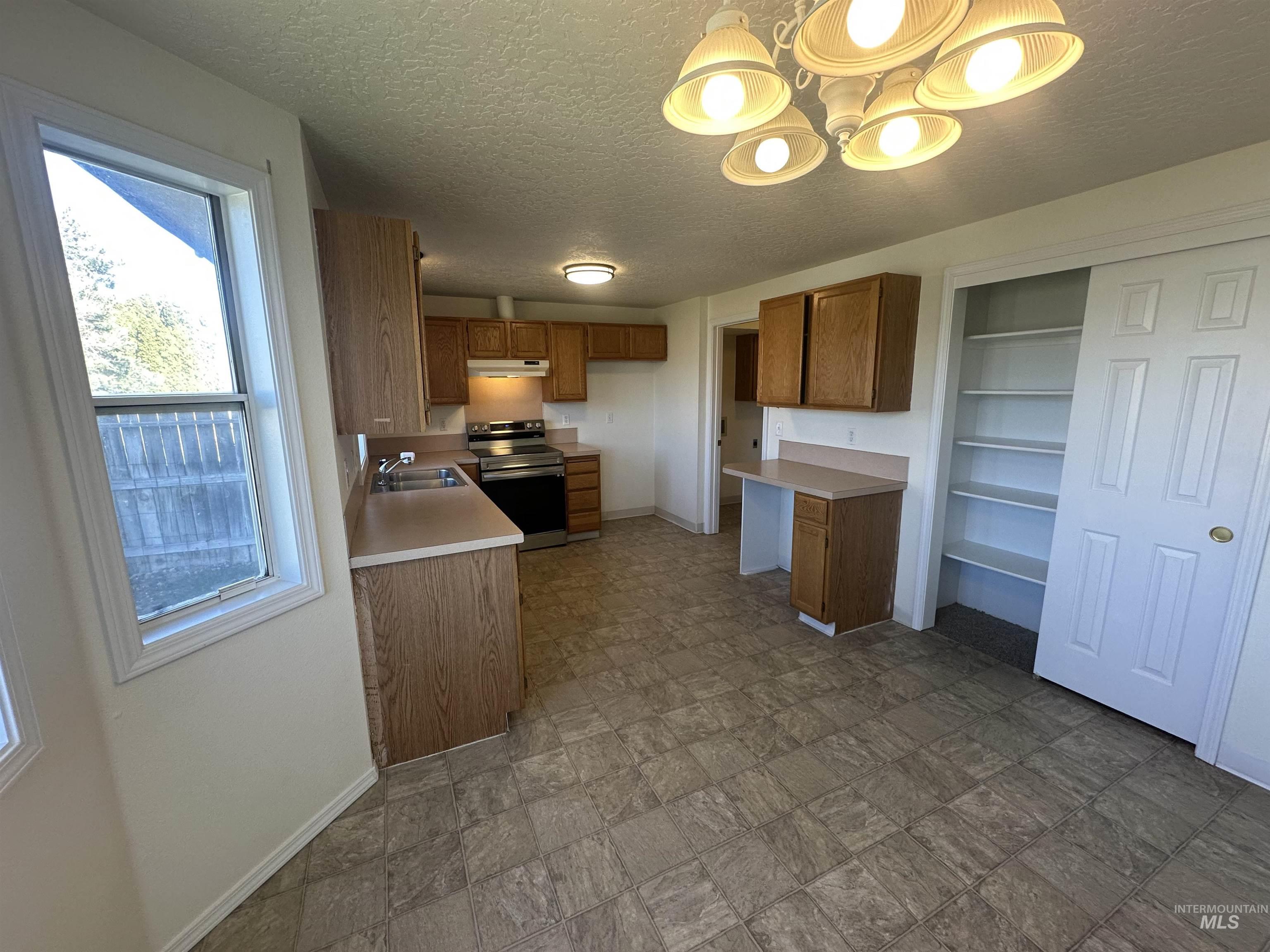 2807 Laurel Way, Nampa, Idaho 83686, 3 Bedrooms, 2.5 Bathrooms, Residential For Sale, Price $316,000,MLS 98978528