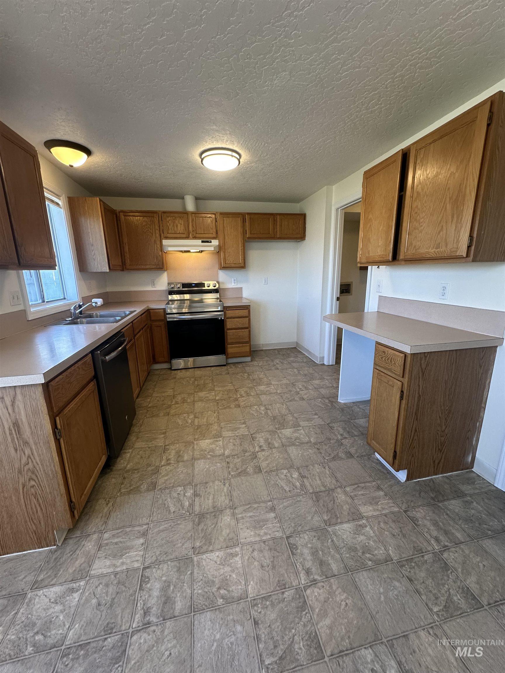 2807 Laurel Way, Nampa, Idaho 83686, 3 Bedrooms, 2.5 Bathrooms, Residential For Sale, Price $316,000,MLS 98978528