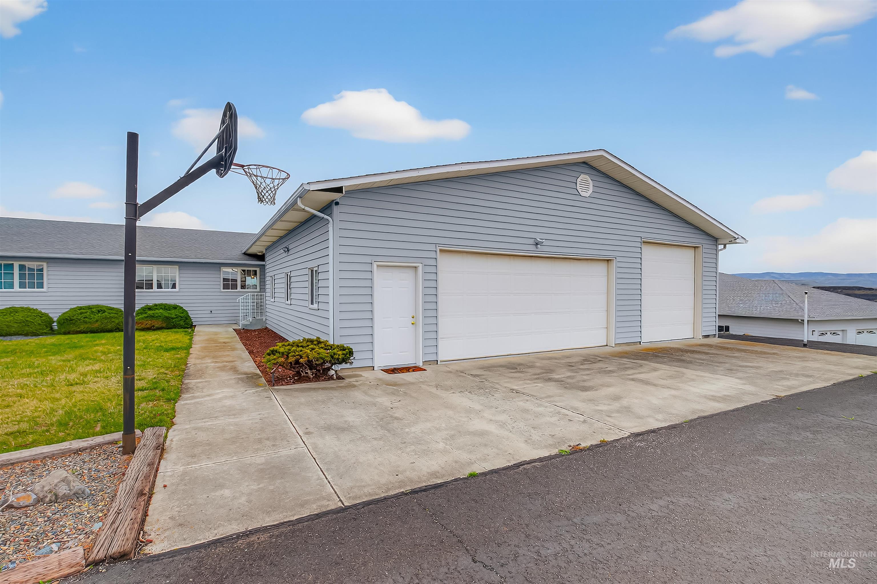 3015 Grandview Dr, Clarkston, Washington 99403, 4 Bedrooms, 3 Bathrooms, Residential For Sale, Price $849,000,MLS 98978537