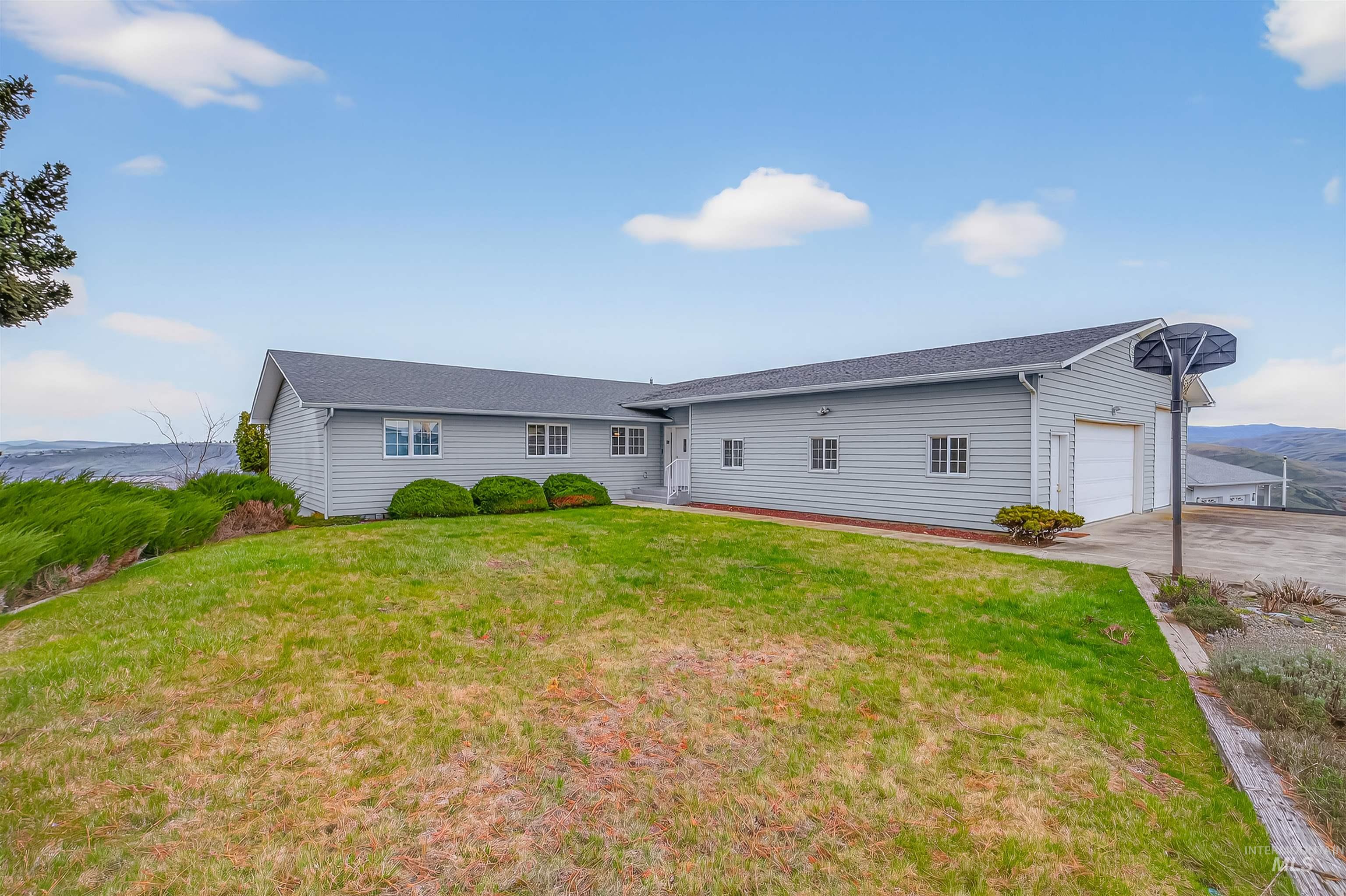 3015 Grandview Dr, Clarkston, Washington 99403, 4 Bedrooms, 3 Bathrooms, Residential For Sale, Price $849,000,MLS 98978537