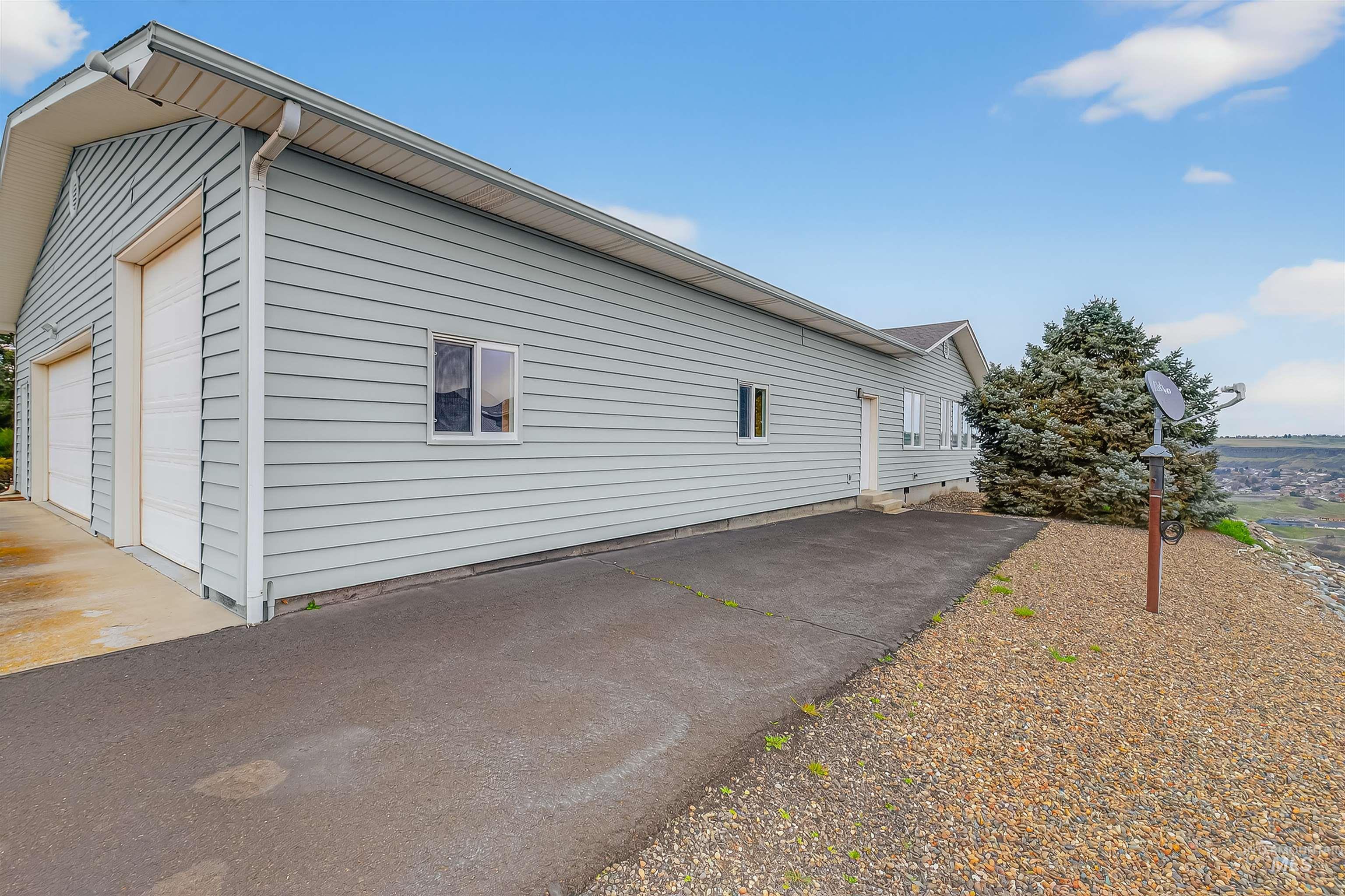 3015 Grandview Dr, Clarkston, Washington 99403, 4 Bedrooms, 3 Bathrooms, Residential For Sale, Price $849,000,MLS 98978537