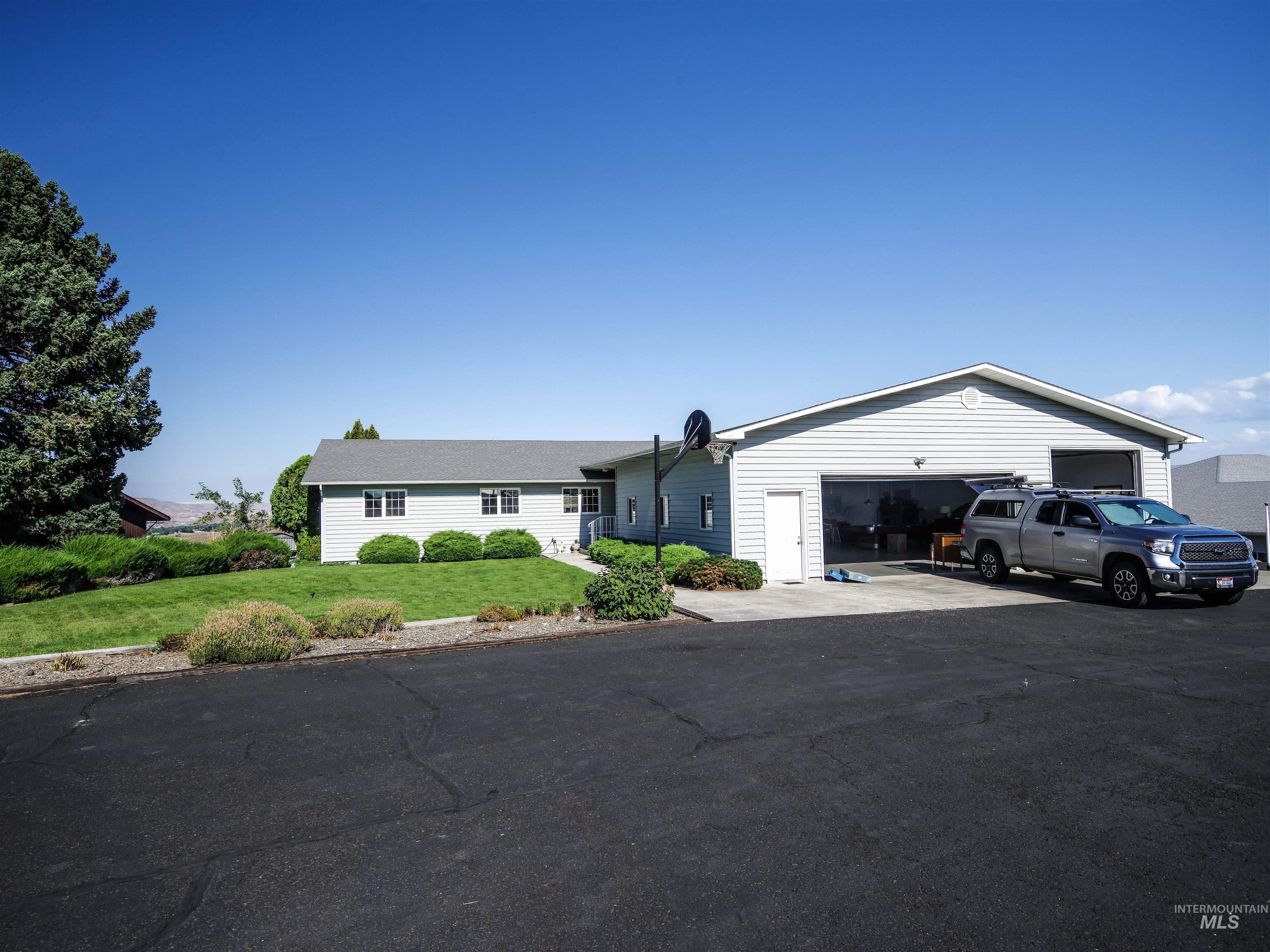 3015 Grandview Dr, Clarkston, Washington 99403, 4 Bedrooms, 3 Bathrooms, Residential For Sale, Price $849,000,MLS 98978537