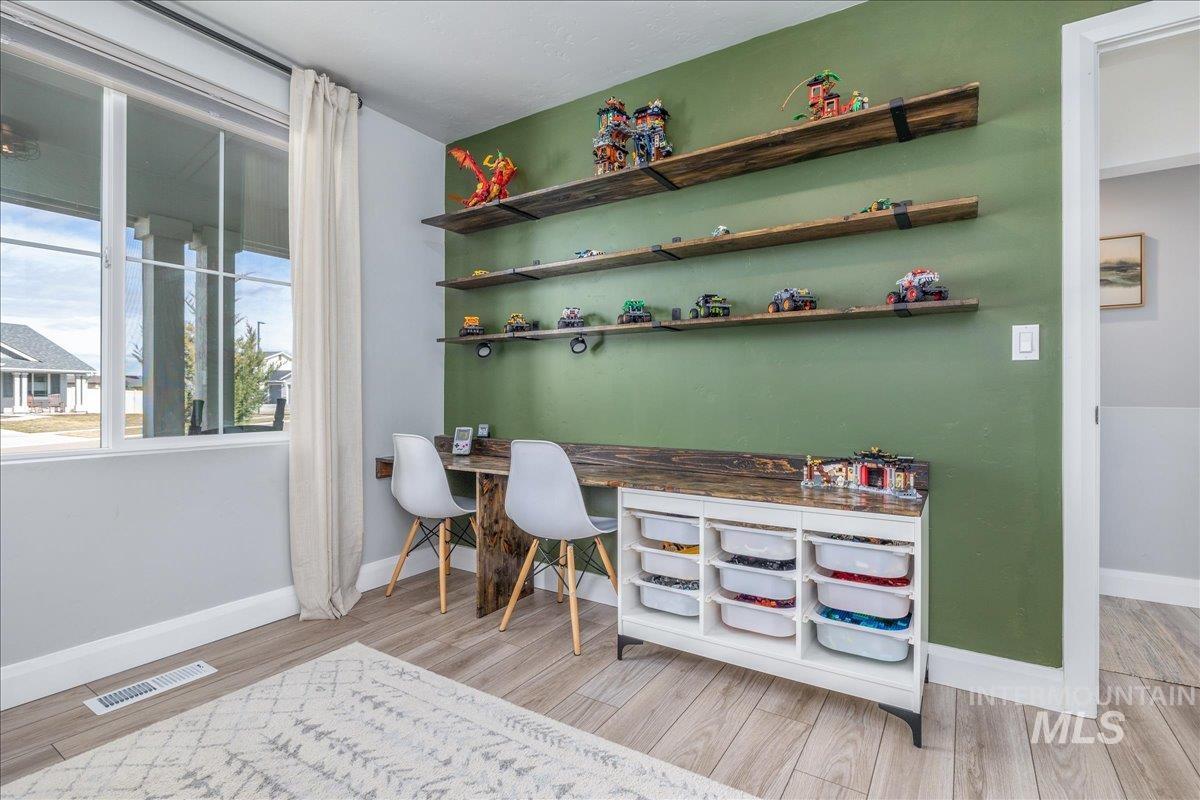 5825 W Daphne Dr, Meridian, Idaho 83646, 4 Bedrooms, 2 Bathrooms, Residential For Sale, Price $499,900, 98978573