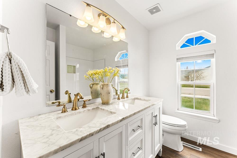 2352 E Meadow Wood Dr, Meridian, Idaho 83646, 3 Bedrooms, 2 Bathrooms, Residential For Sale, Price $448,500, 98978592