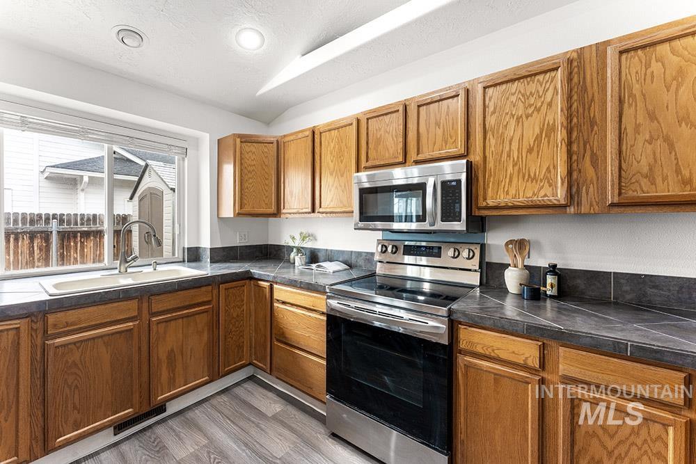 2352 E Meadow Wood Dr, Meridian, Idaho 83646, 3 Bedrooms, 2 Bathrooms, Residential For Sale, Price $448,500, 98978592