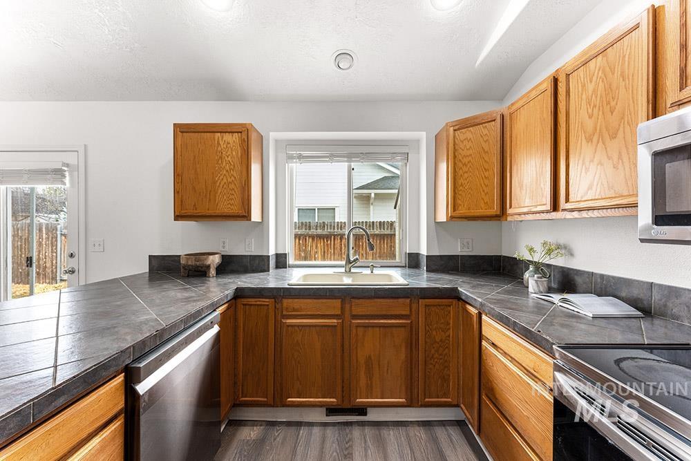 2352 E Meadow Wood Dr, Meridian, Idaho 83646, 3 Bedrooms, 2 Bathrooms, Residential For Sale, Price $448,500, 98978592