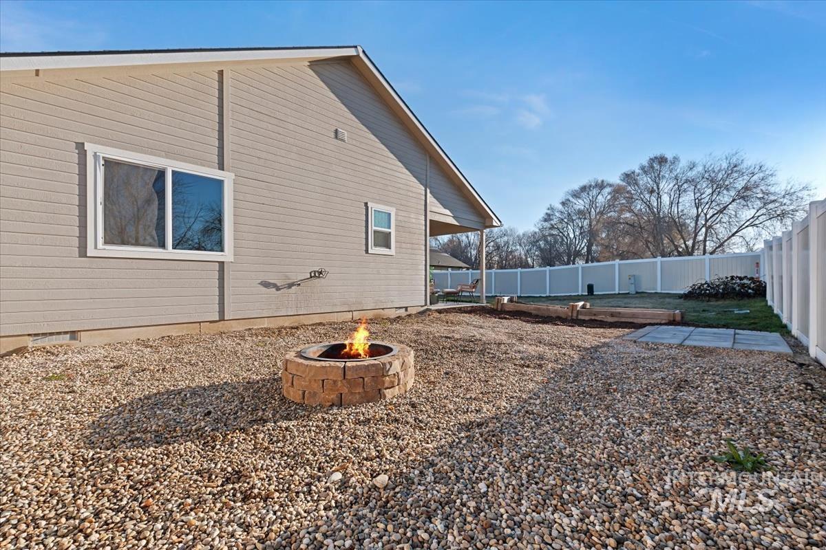 300 Crimson Circle S, Fruitland, Idaho 83619, 3 Bedrooms, 2 Bathrooms, Residential For Sale, Price $355,000, 98978595