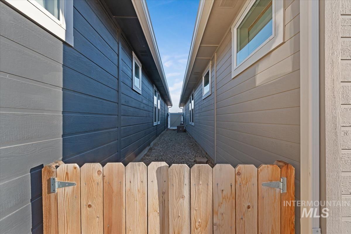 300 Crimson Circle S, Fruitland, Idaho 83619, 3 Bedrooms, 2 Bathrooms, Residential For Sale, Price $355,000, 98978595