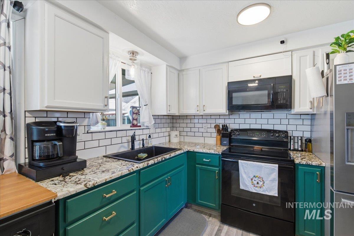 2211 3rd St S, Nampa, Idaho 83651, 2 Bedrooms, 2 Bathrooms, Residential For Sale, Price $330,000, 98978599