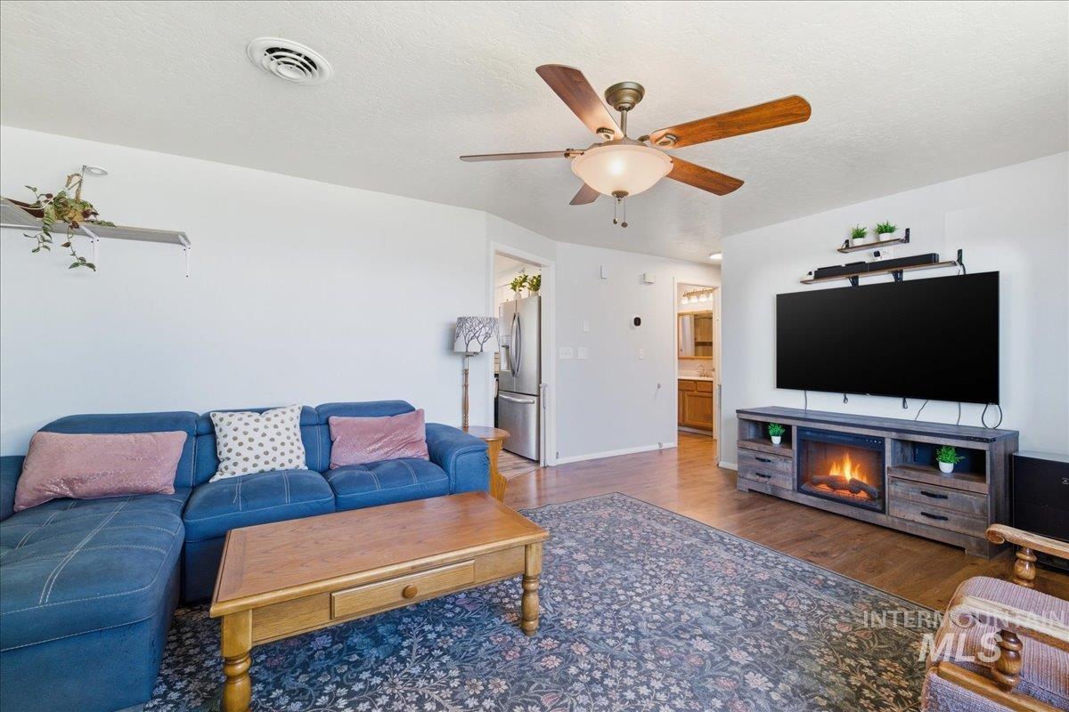 2211 3rd St S, Nampa, Idaho 83651, 2 Bedrooms, 2 Bathrooms, Residential For Sale, Price $330,000, 98978599