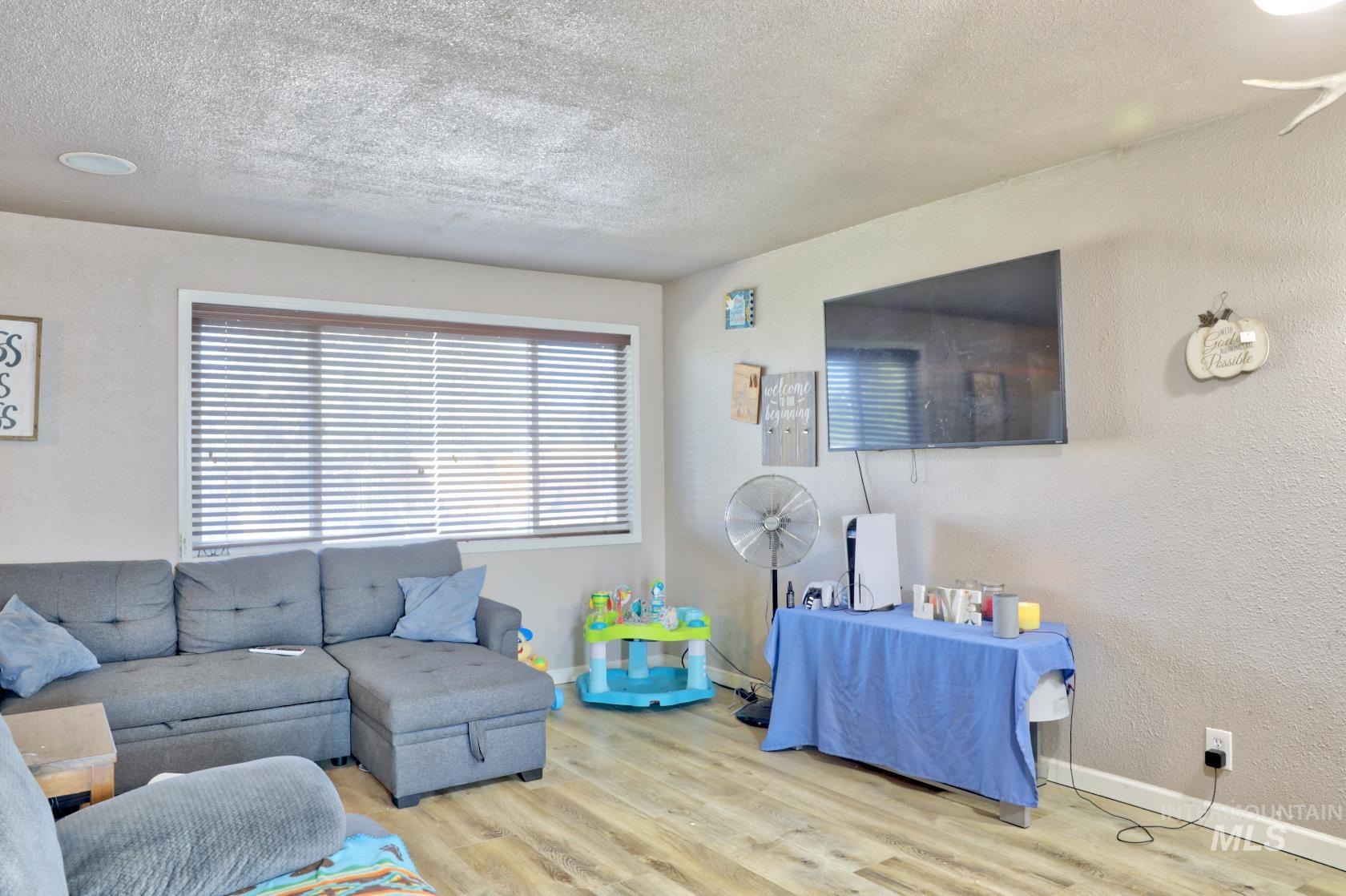 130 E Morris Ct, Kuna, Idaho 83634, 3 Bedrooms, 2 Bathrooms, Residential For Sale, Price $350,000,MLS 98978647