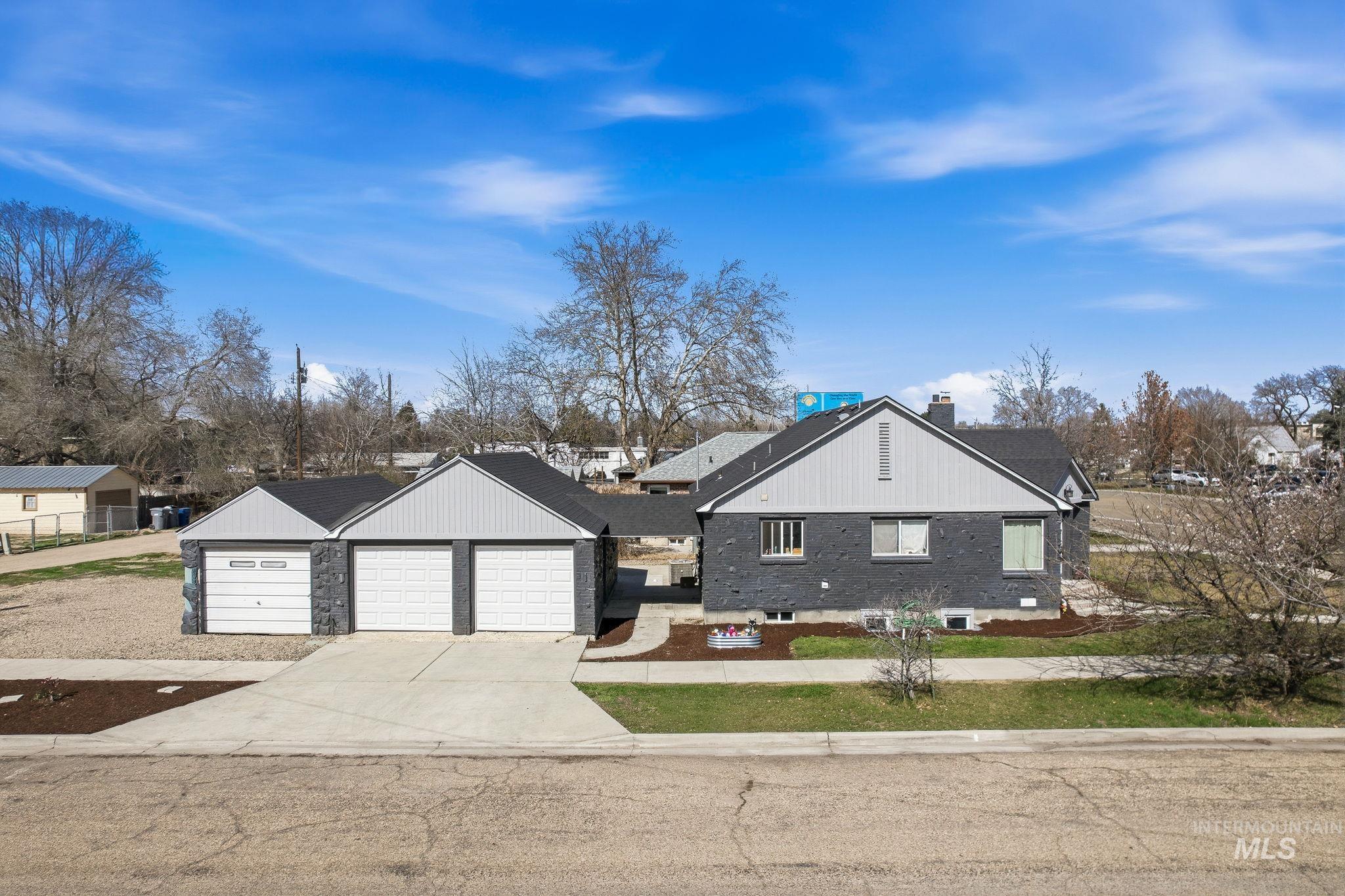 123 S Holly St, Nampa, Idaho 83686-5101, 2 Bedrooms, 1 Bathroom, Residential Income For Sale, Price $489,900, 98978658
