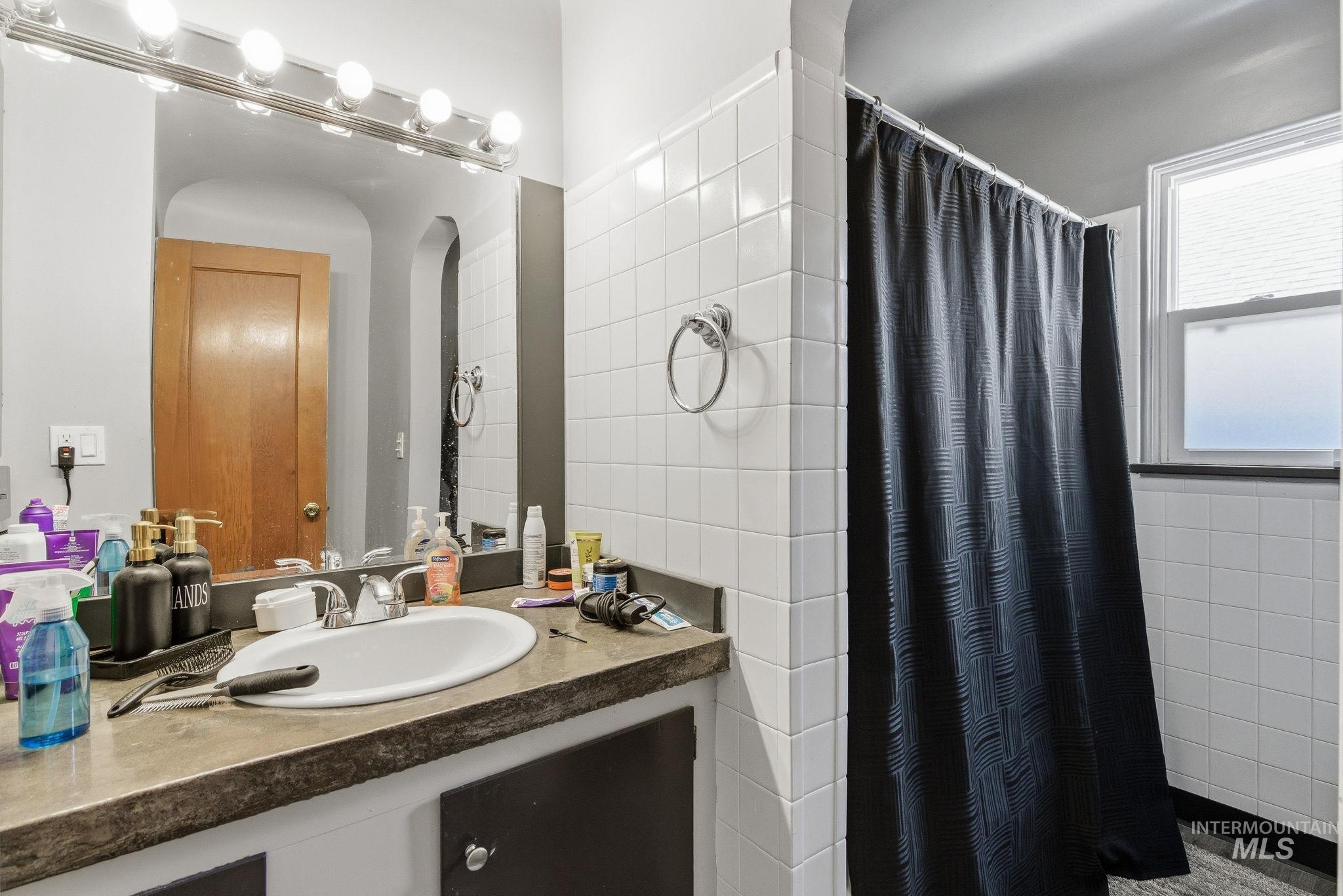 123 S Holly St, Nampa, Idaho 83686-5101, 2 Bedrooms, 1 Bathroom, Residential Income For Sale, Price $499,900,MLS 98978658