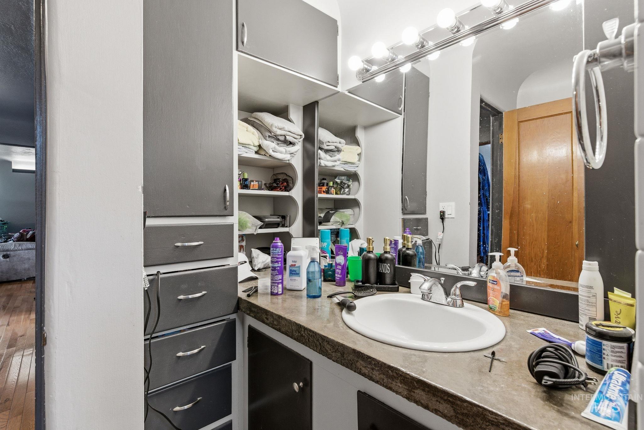 123 S Holly St, Nampa, Idaho 83686-5101, 2 Bedrooms, 1 Bathroom, Residential Income For Sale, Price $499,900,MLS 98978658