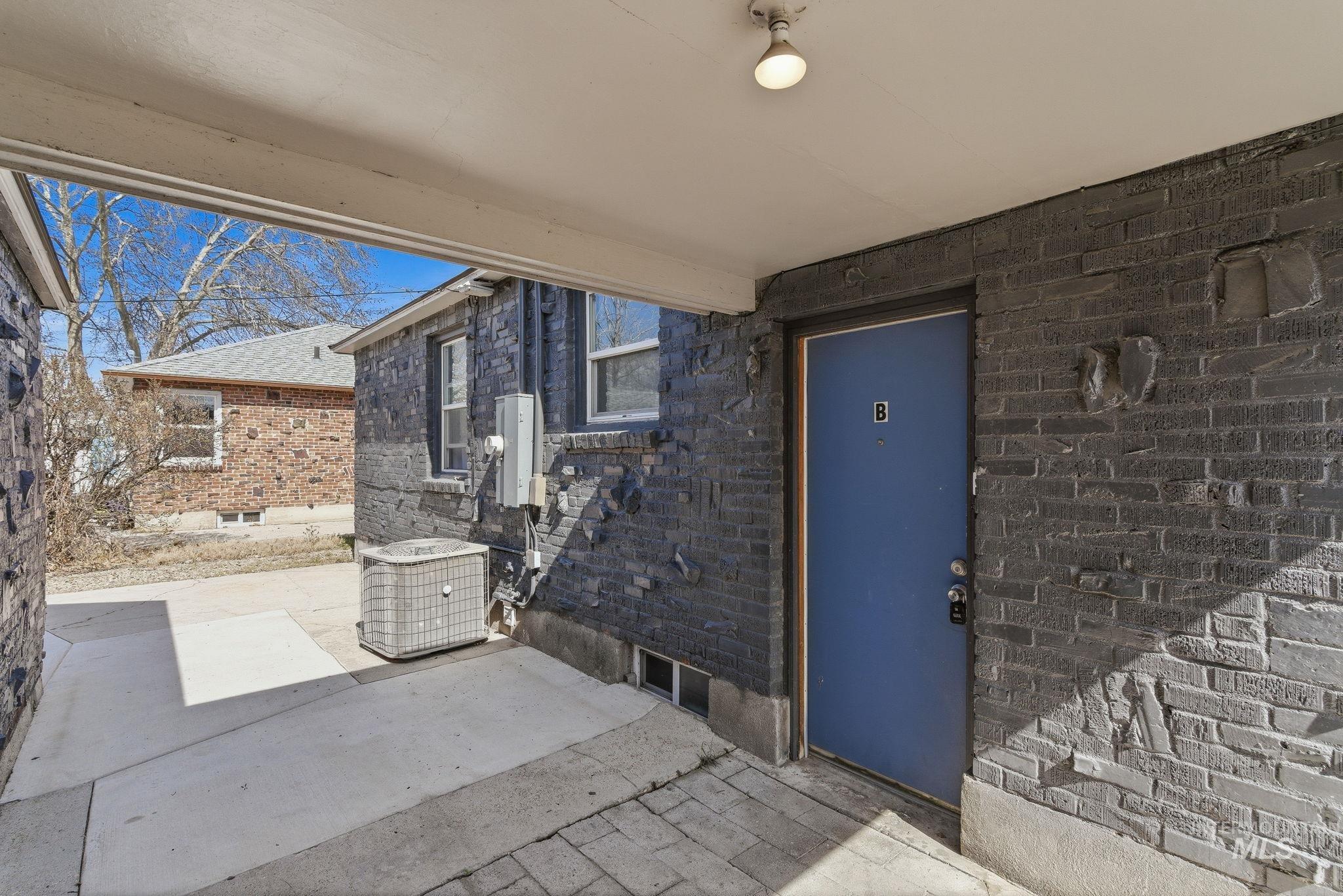 123 S Holly St, Nampa, Idaho 83686-5101, 2 Bedrooms, 1 Bathroom, Residential Income For Sale, Price $499,900,MLS 98978658