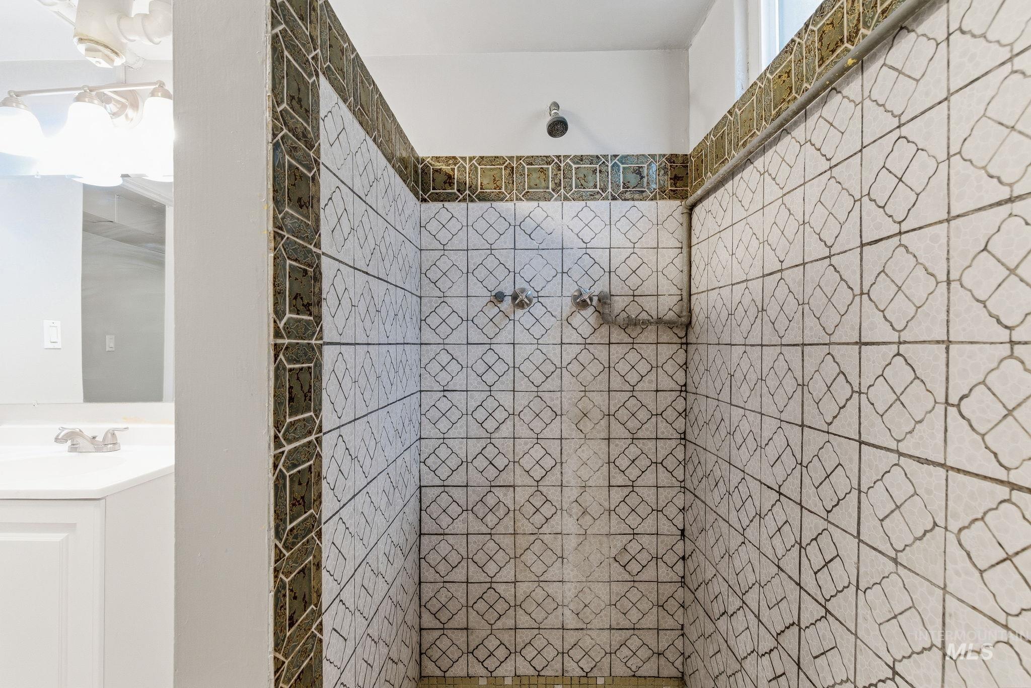 123 S Holly St, Nampa, Idaho 83686-5101, 2 Bedrooms, 1 Bathroom, Residential Income For Sale, Price $499,900,MLS 98978658